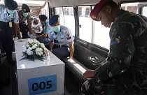Indonésia: Equipas de resgate recuperam cadáveres de vítimas da tragédia aérea