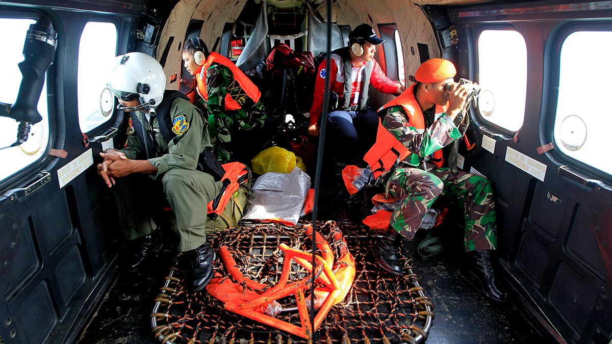 Los equipos de rescate recuperan más de 20 cuerpos del vuelo de AirAsia pero siguen sin hallar las cajas negras