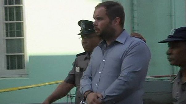 Buda com auscultadores leva neozelandês a tribunal Buda com auscultadores leva neozelandês a tribunal