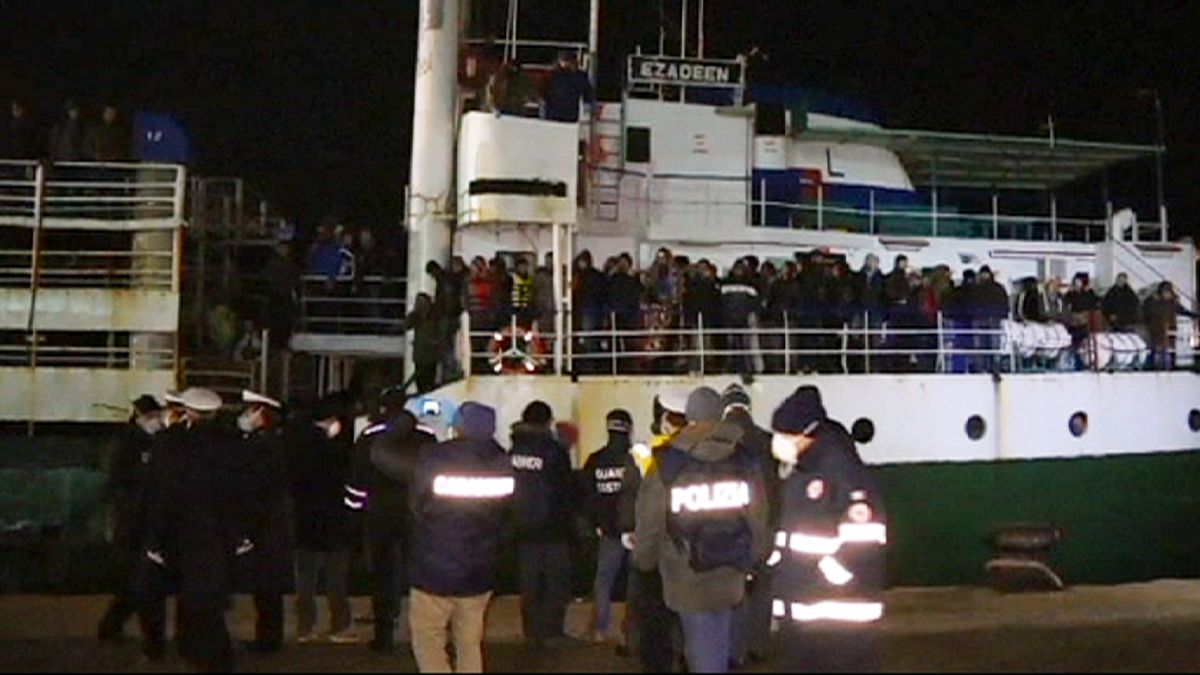وصول سفينة شحن تحمل 450 مهاجرا إلى ميناء ايطالي