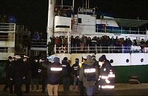 Llega a Italia el carguero abandonado con 450 inmigrantes a bordo
