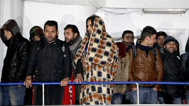 Cerca 360 imigrantes do navio abandonado já estão em abrigos italianos Cerca 360 imigrantes do navio abandonado já estão em abrigos italianos