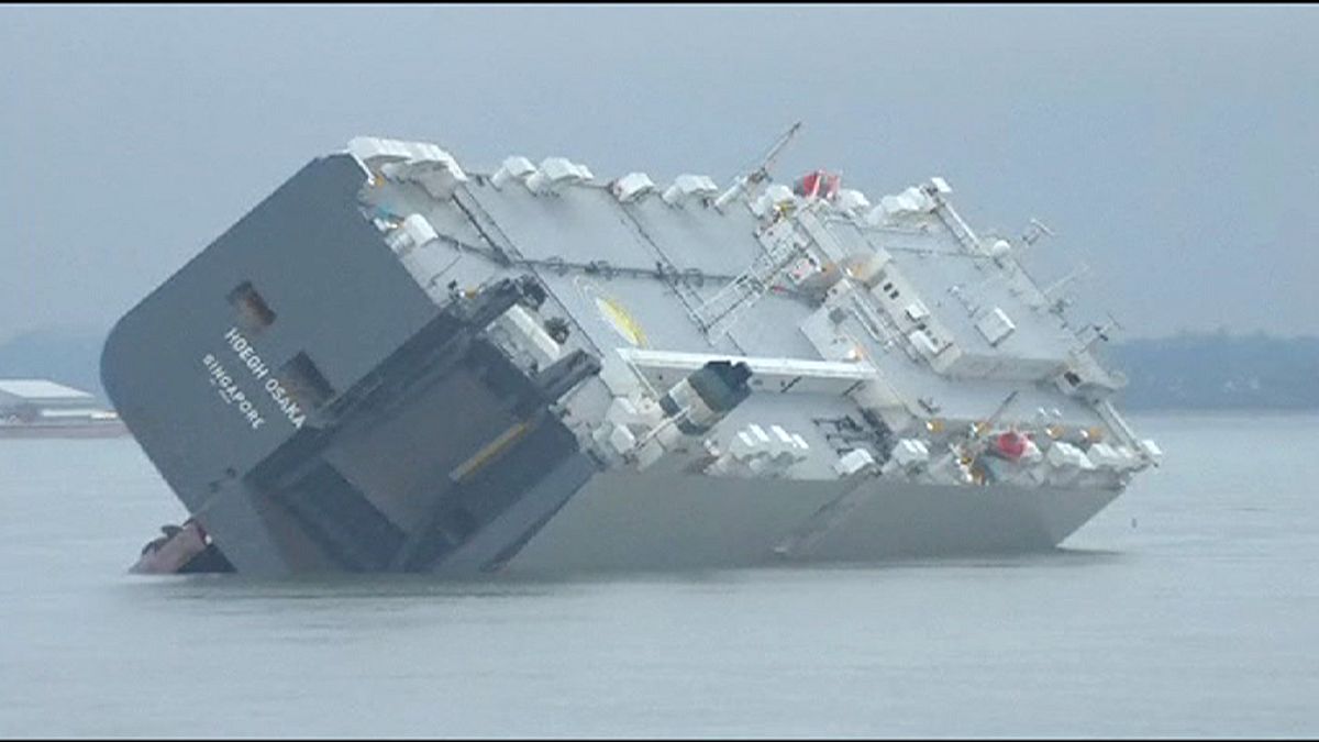 GB: Cargo si rovescia davanti all'isola di Wight. Salvi i 25 marinai