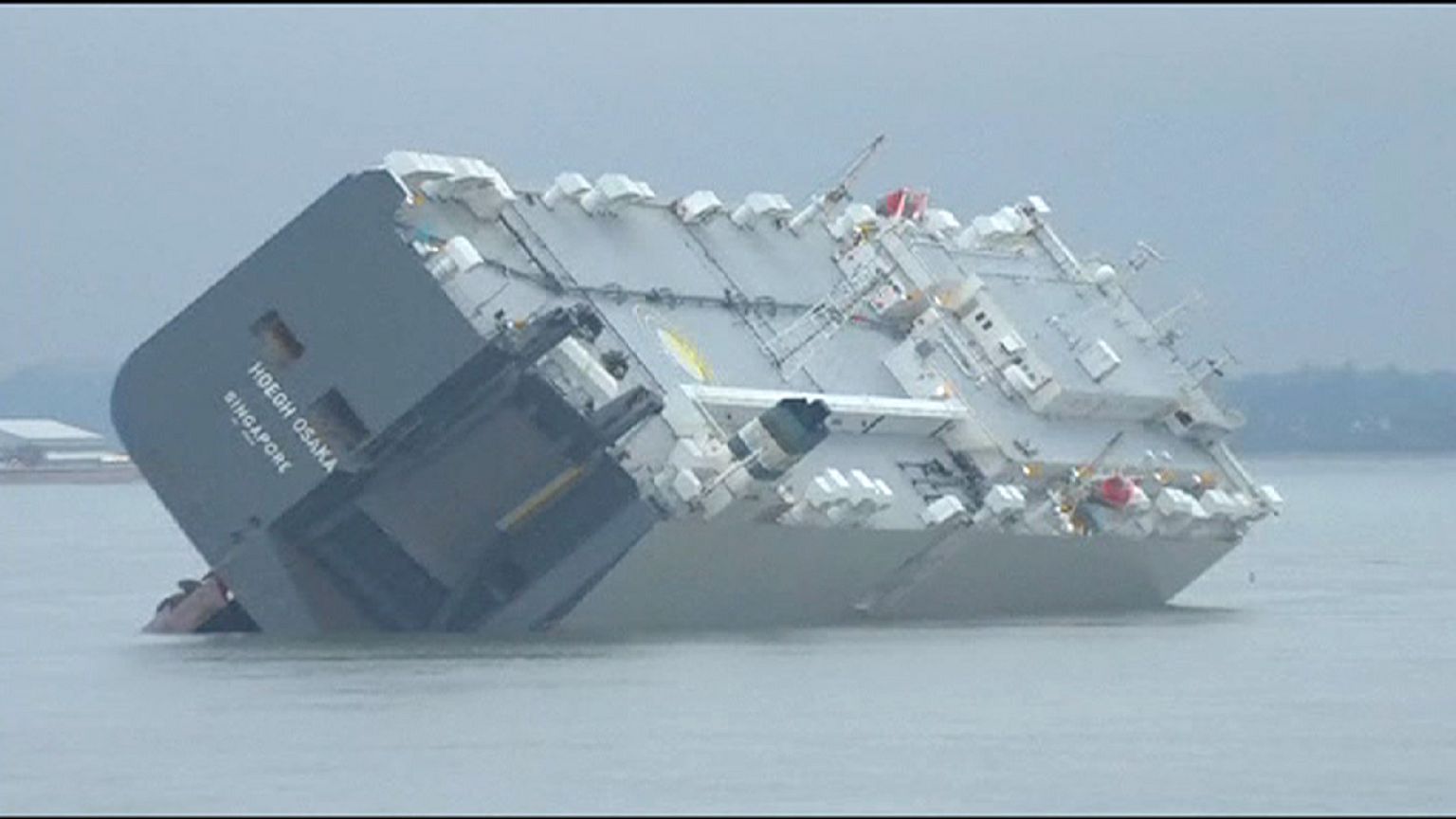 A salvo la tripulación del carguero encallado frente a Southampton
