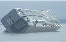 GB: Cargo si rovescia davanti all'isola di Wight. Salvi i 25 marinai