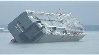 Autotransporter auf Weg nach Bremerhaven auf Sandbank gelaufen