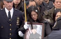 Polícia de Nova Iorque em protesto durante funeral de agente assassinado