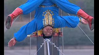 Un funambulista chino pasa 3 días sobre una cuerda a 50 metros de altura