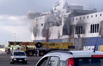 Fogo dificulta operações em ferry incendiado