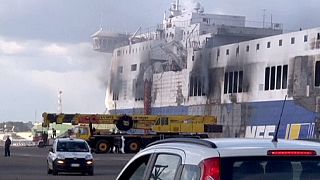 Fogo dificulta operações em ferry incendiado