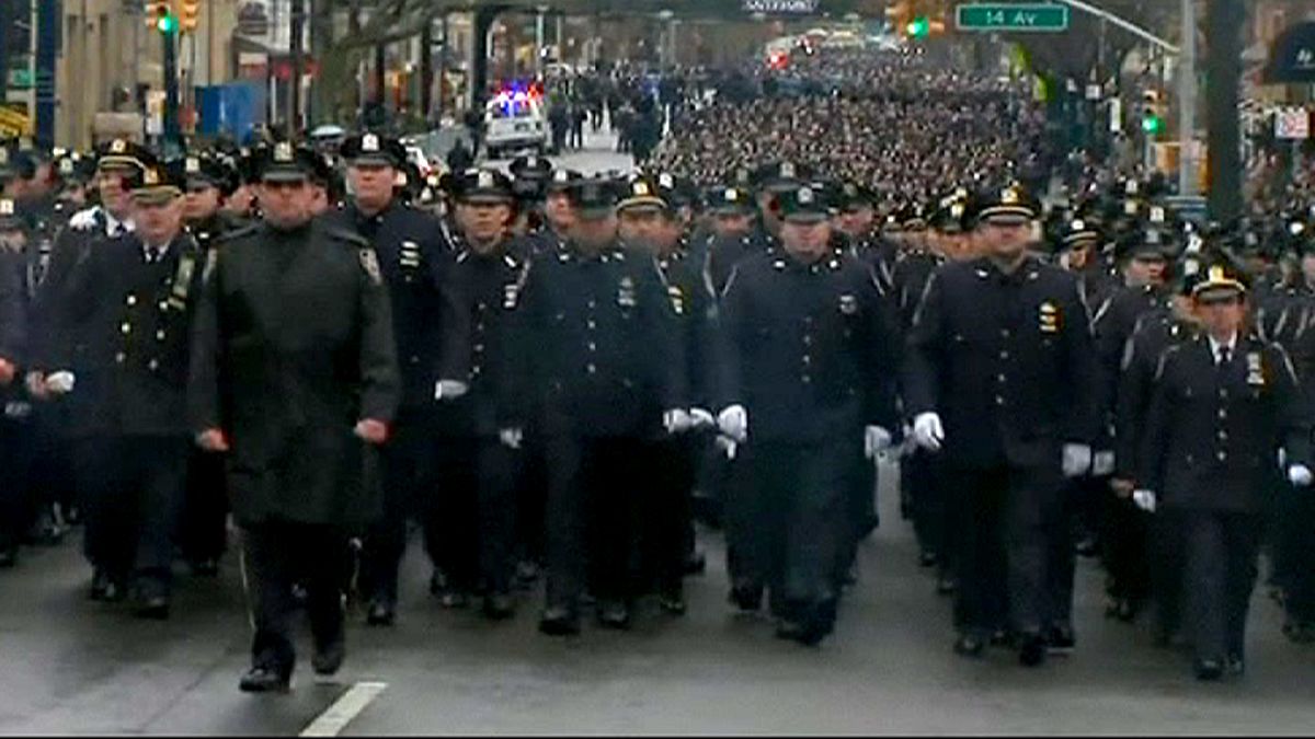Полицейские вновь показали спины мэру Нью-Йорка