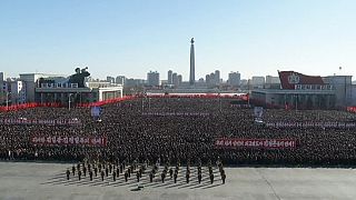 Desfile em Pyongyang para demonstrar apoio a Kim Jong-Un