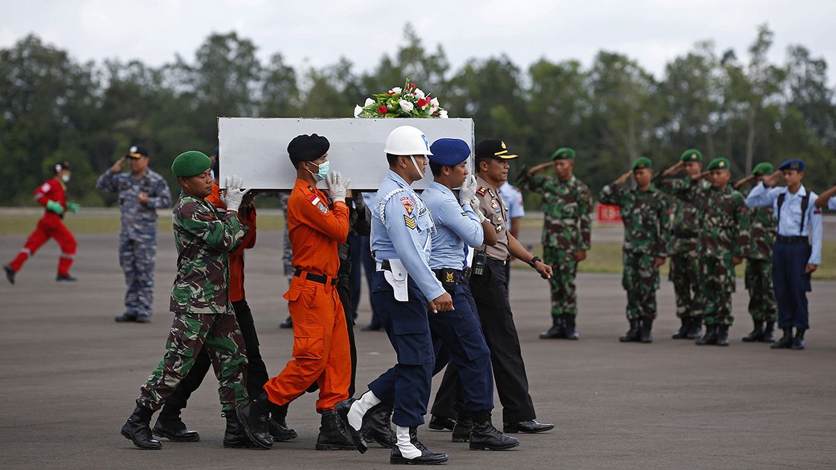 أندونيسيا تعثر على ذيل طائرة "إير إيجا" المفقودة وتنتشله من قاع البحر