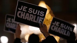 Zwölf Tote bei Angriff auf Satirezeitung "Charlie Hebdo" in Paris - Täter weiter flüchtig