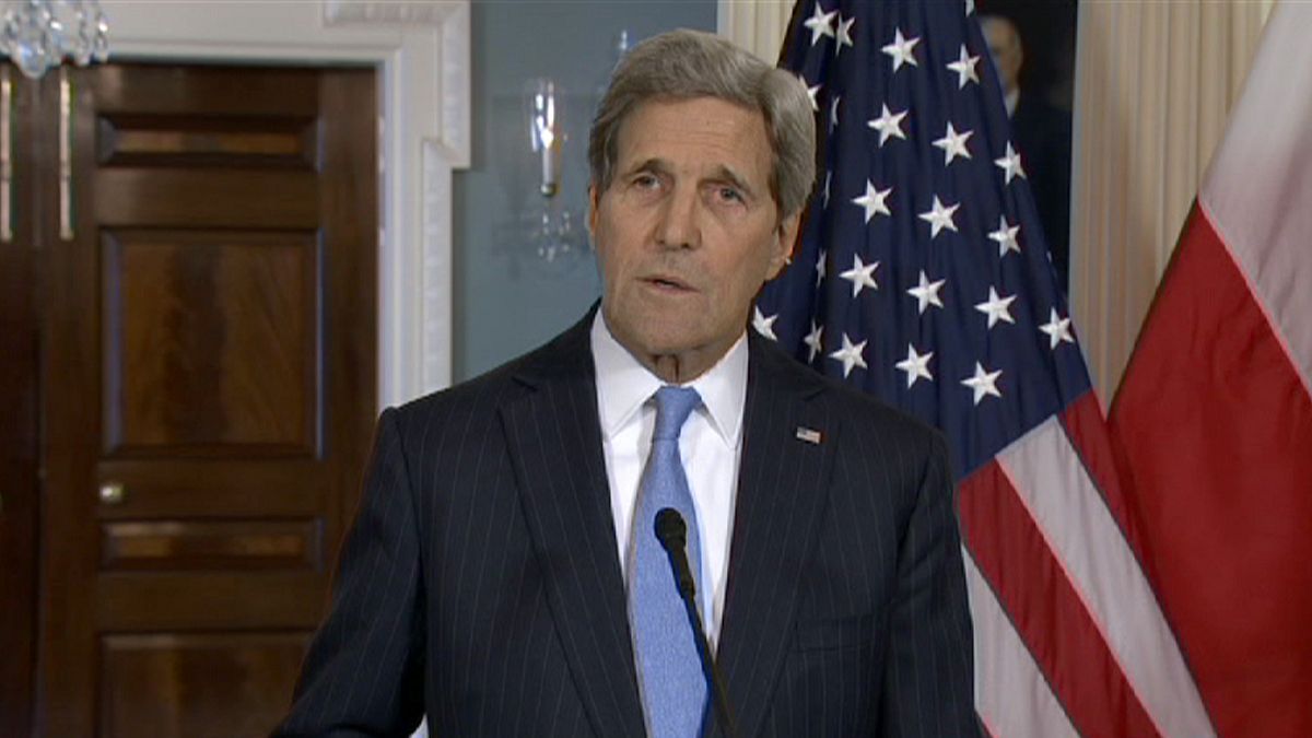 Franciául biztosította az Egyesült Államok támogatásáról a franciákat John Kerry