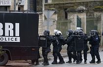 Μακελειό στο Παρίσι: Παραδόθηκε στις αρχές ένας από τους τρεις υπόπτους