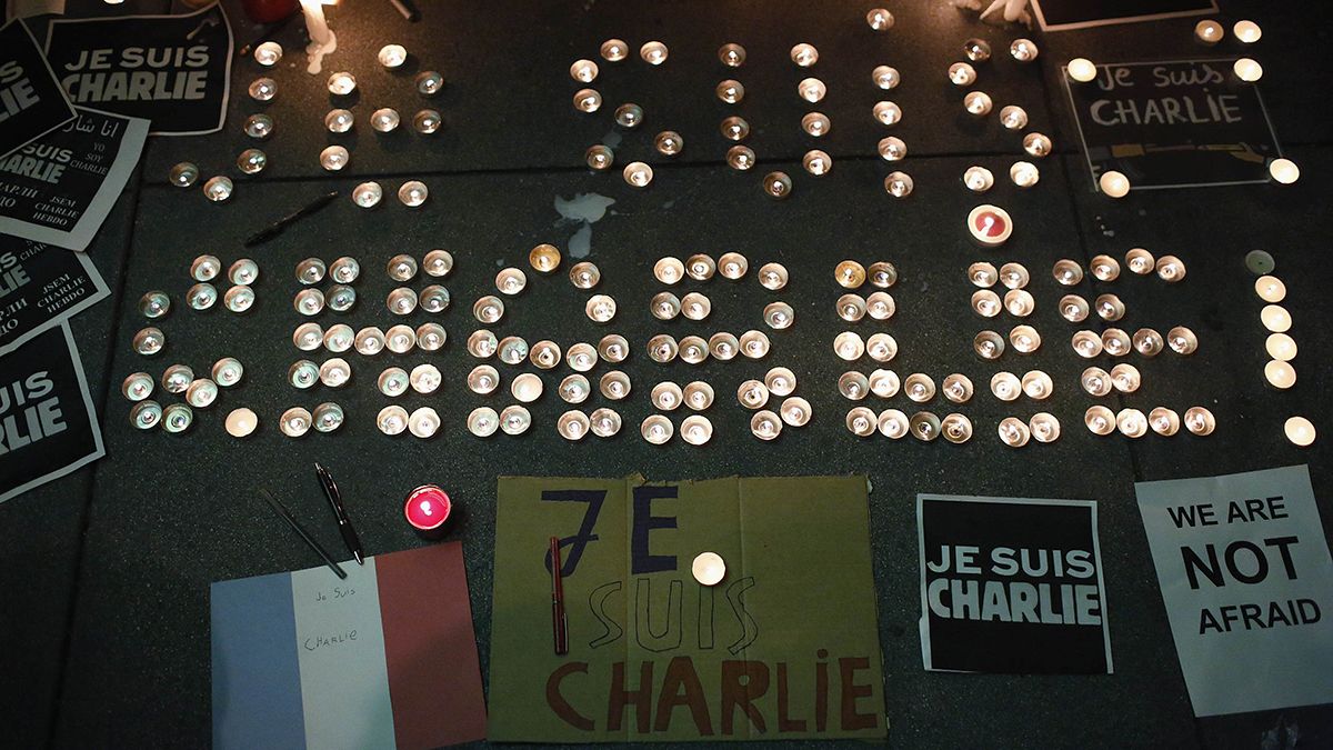 A nyugati világ megdöbbent és szolidáris a párizsi merénylet áldozataival