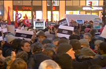 Des milliers de personnes descendent dans la rue en hommage à Charlie Hebdo