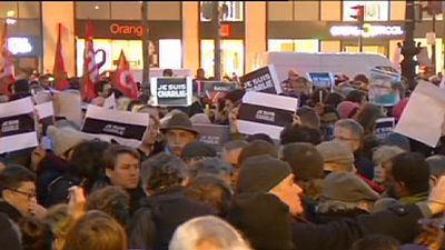 In migliaia scendono in strada per ricordare massacro a Charlie Hebdo