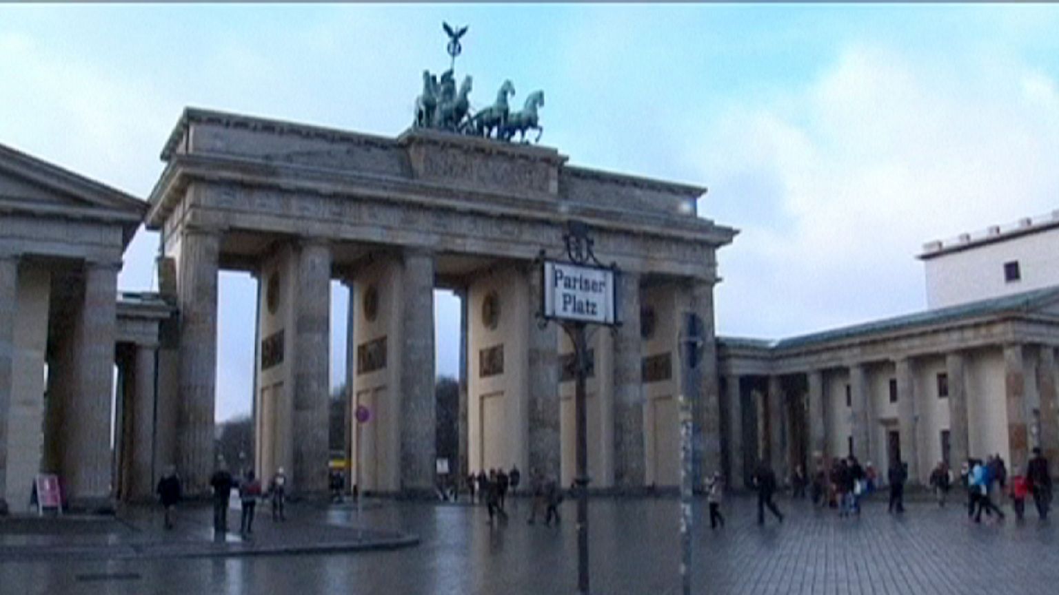 Fransa'nın Berlin Büyükelçiliği'nde bayraklar yarıya indi