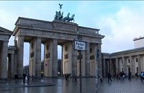 Félárbócon a nemzeti lobógó a berlini francia követség épületén