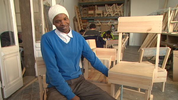 Cucula-Designermöbel aus Wrackteilen: Migranten bauen Stühle mit Vergangenheit Cucula-Designermöbel aus Wrackteilen: Migranten bauen Stühle mit Vergangenheit