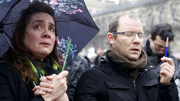 Attentat à Charlie Hebdo: minute de silence et hommages officiels Attentat à Charlie Hebdo: minute de silence et hommages officiels