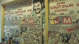 Sokkban a kritikus karikaturisták Törökországban