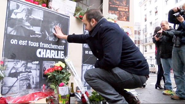 Βουβή θλίψη έξω από τα γραφεία της Charlie Hebdo Βουβή θλίψη έξω από τα γραφεία της Charlie Hebdo