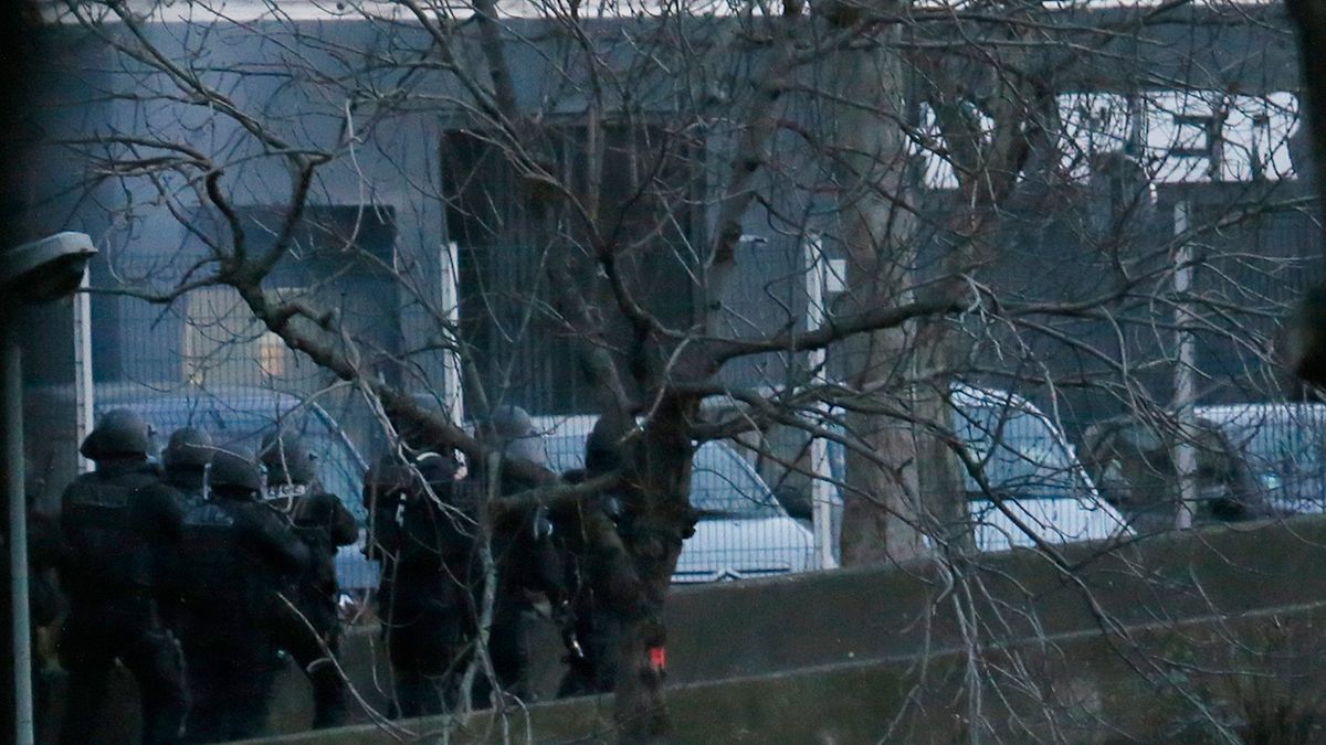 Los dos presuntos autores del atentado a 'Charlie Hebdo', muertos en un asalto al noreste de París; cinco fallecidos en una toma de rehenes en el este de la capital