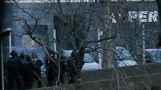 Два кризиса с заложниками в Париже: полиция застрелила преступников, но те успели убить четырех заложников