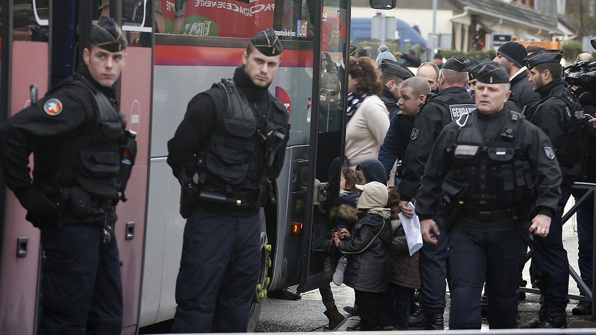 الشرطة الفرنسية تخلي المدارس في المنطقة حيث يختبئ الاخوان كواشي