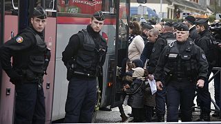 Evacuan los colegios de la localidad cercada por las fuerzas de seguridad francesas