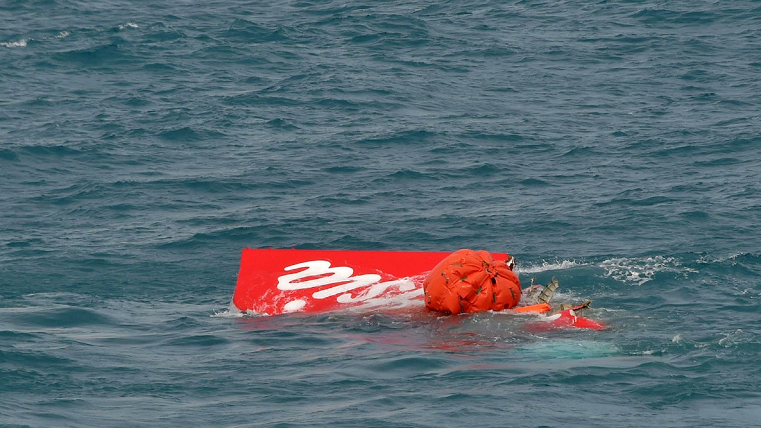 Los equipos de rescate del avión de AirAisia recuperan la cola del aparato