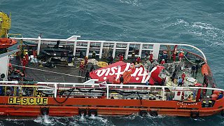 غواصان اندونزیایی دُم هواپیمای ایرآسیا را از دریا بیرون کشیدند