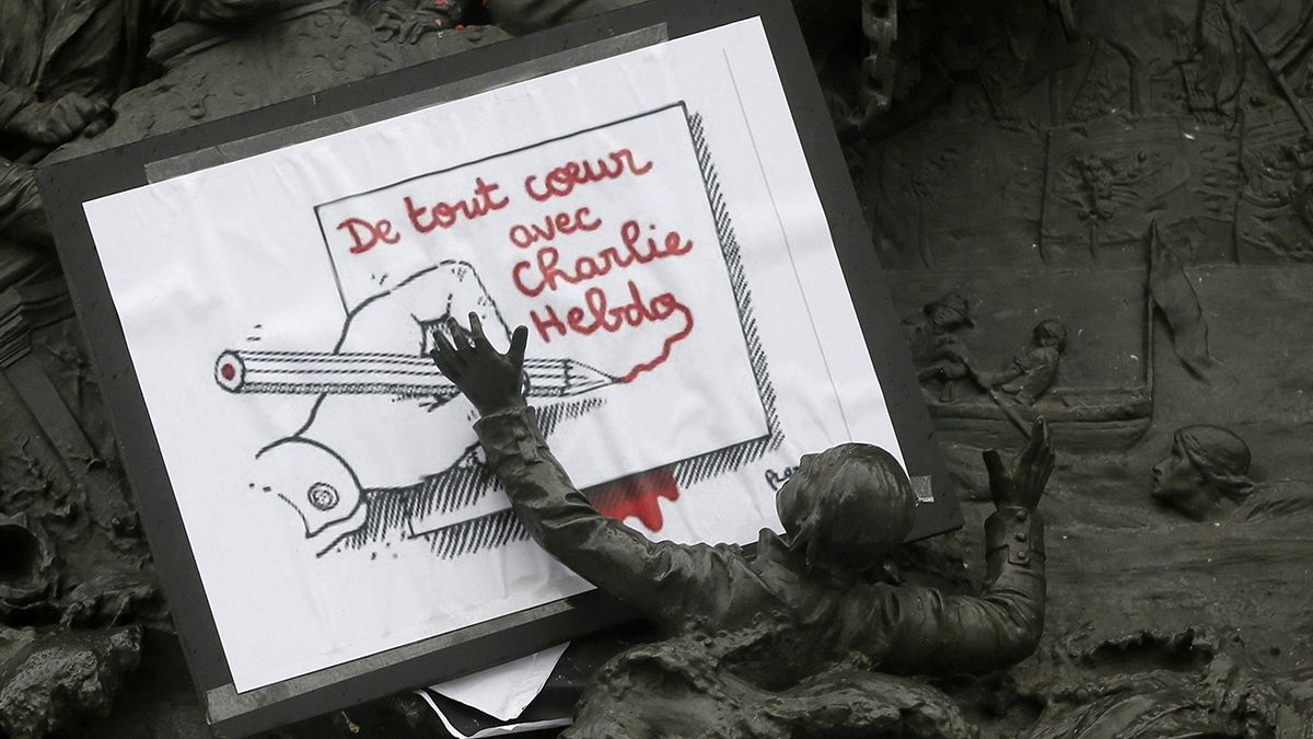 Cartoonista francês Plantu diz que existe interessado em continuar a financiar semanário "Charlie Hebdo"