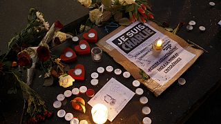 Biztonságiak hada készül és vigyáz a délutáni emlékmenetre Párizsban