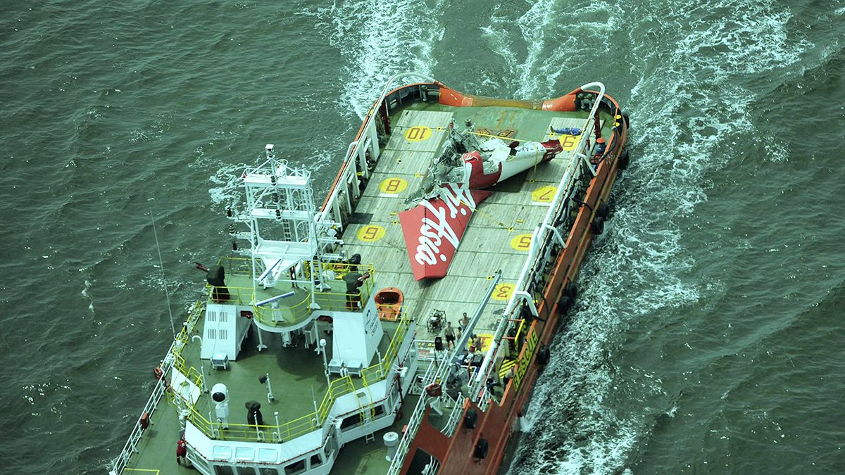 Indonesia search teams home in on AirAsia fuselage