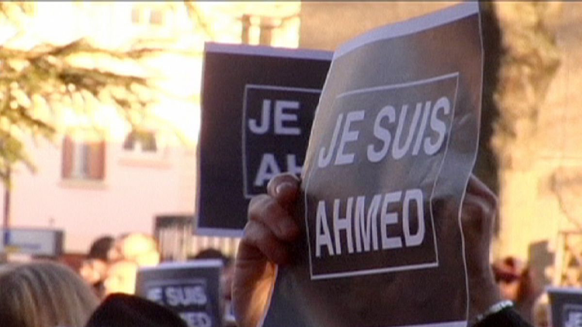 Minuto de silencio por el policía Ahmed Merabet, asesinado por defender 'Charlie Hebdo'