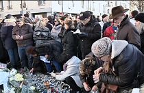 Свечи и молитвы в память о четырех погибших у Венсенских ворот