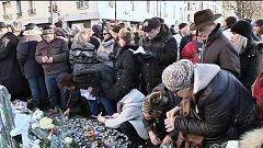 Свечи и молитвы в память о четырех погибших у Венсенских ворот