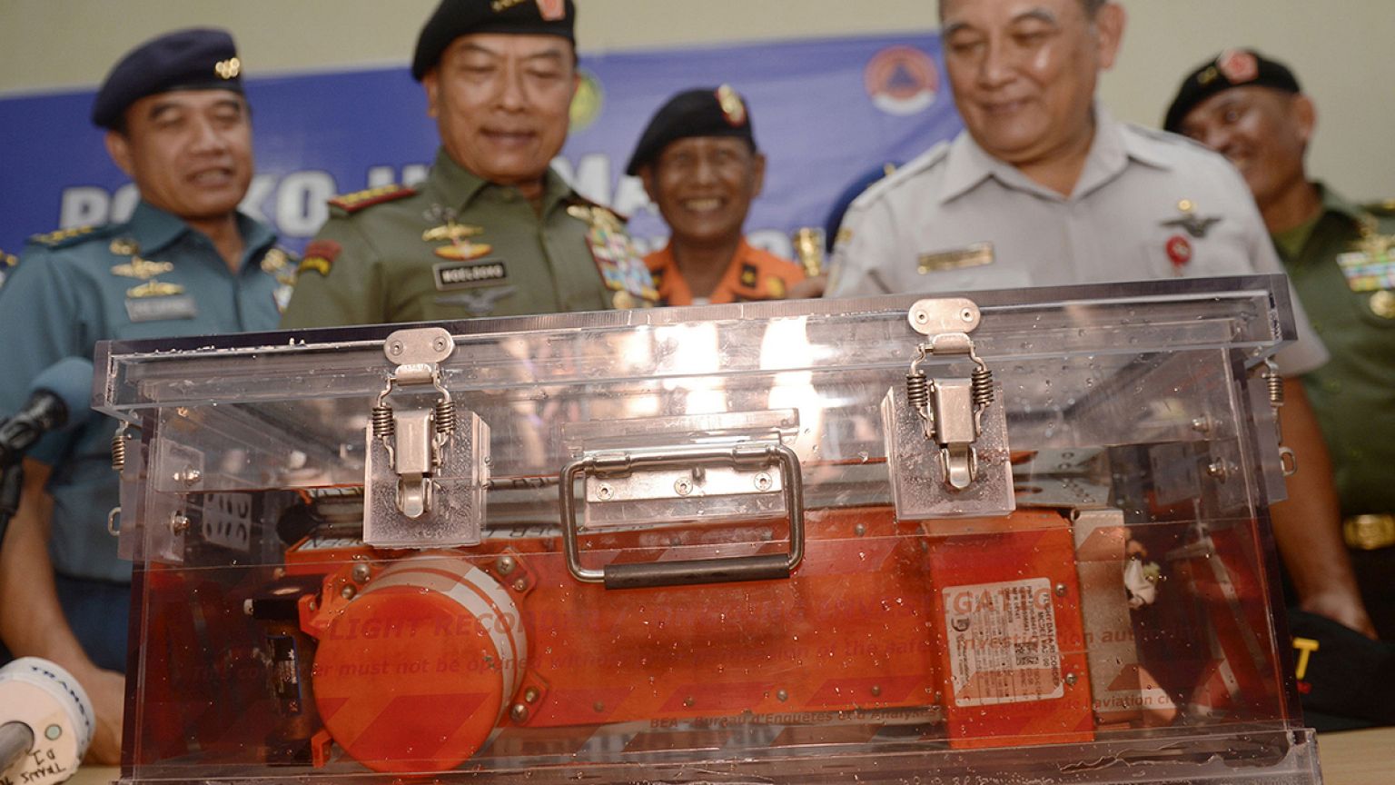 Abgestürzte AirAsia-Maschine: Verwirrung um mögliche Explosion an Bord
