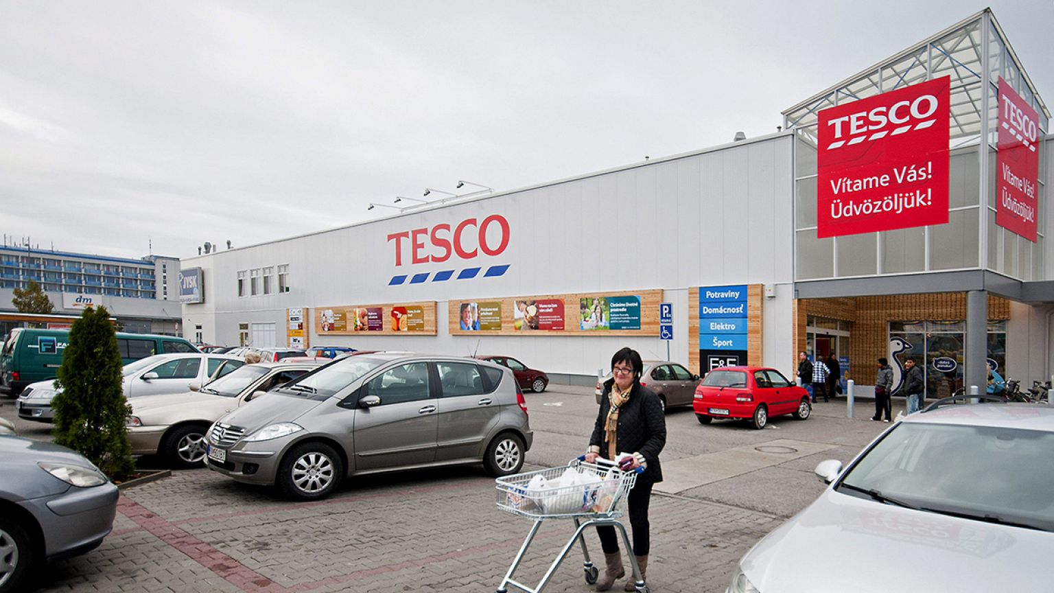 Üzletbezárással válaszol a Tesco az élelmiszerlánc-felügyeleti díjra