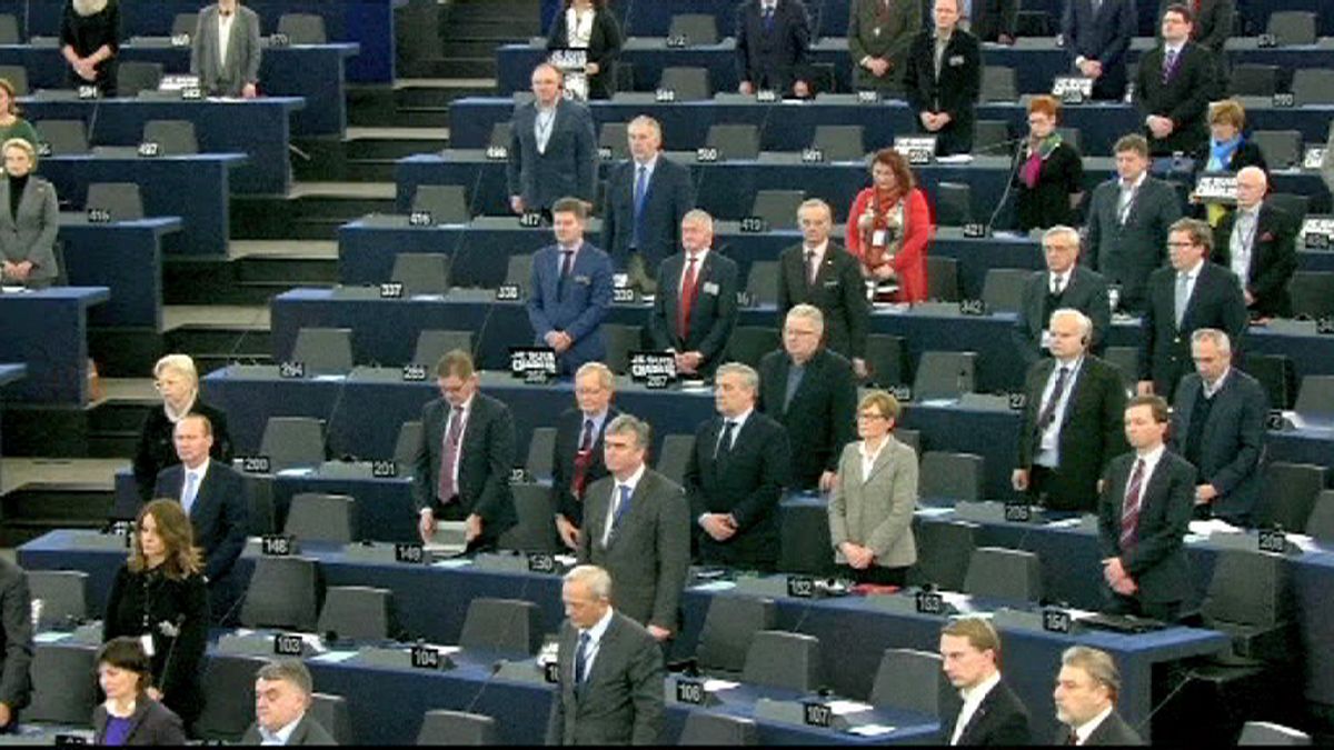 الوقوف دقيقة صمت في البرلمان الاوروبي حدادا على ضحايا الارهاب الذي ضرب فرنسا.