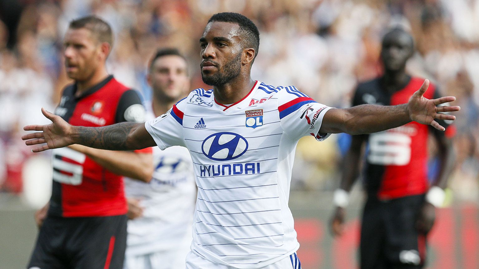 Olympique Lyon efsanesi 'iki Messi' ile yeniden doğuyor