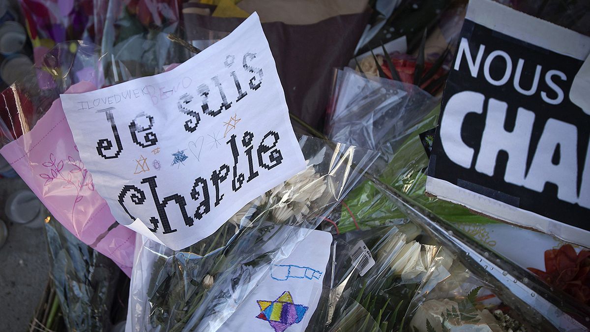 Fityiszt mutat a terrornak a Charlie Hebdo új száma