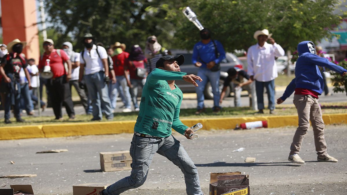 Мексика: родители пропавших студентов напали на воинскую часть