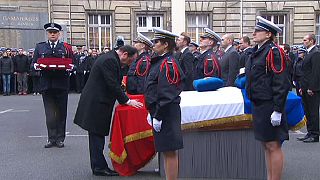 Hollande rende omaggio agli agenti: ''Sono morti per la nostra libertà''