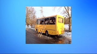 مقتل 10 أشخاص لدى سقوط قذيفة على حافلة شرق اوكرانيا