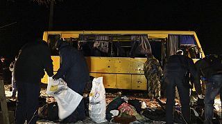 Ucraina, almeno tredici morti in un autobus colpito da un ordigno, ribelli negano responsabilità.